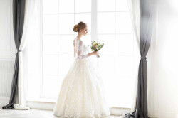 Robe de mariée sobre et épurée avec de la dentelle à Saint-Étienne